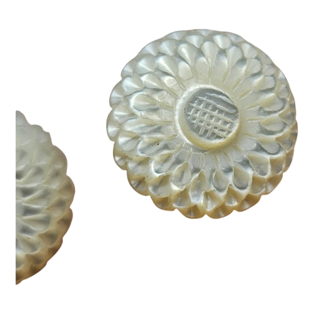 Vintage‎ Hand Carved Mother of Pearl Flower Clip-On Earrings - Picture 3 of 6